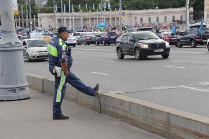 Москва. Сотрудник ДПС  на Крымском мосту.