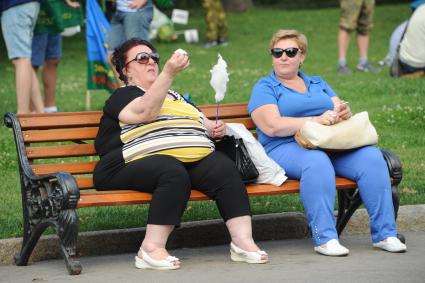 Москва. Женщины отдыхают в Парке Горького.