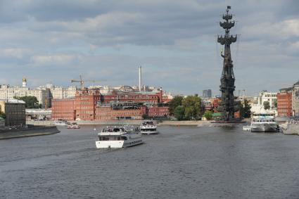 Москва. Здание кондитерской фабрики `Красный Октябрь` и памятник Петру I  на Берсеневской набережной.