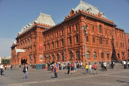 Москва. Старое здание Московской городской думы, построенное в 1890—1892 годах на Воскресенской площади (ныне - площадь Революции). В настоящее время в здании располагается музей В.И. Ленина и и музей Отечественной войны 1812 года.