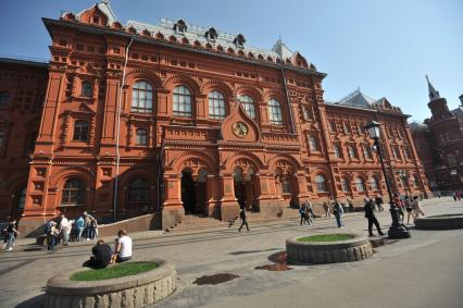 Москва. Старое здание Московской городской думы, построенное в 1890—1892 годах на Воскресенской площади (ныне - площадь Революции). В настоящее время в здании располагается музей В.И. Ленина и и музей Отечественной войны 1812 года.