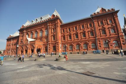 Москва. Старое здание Московской городской думы, построенное в 1890—1892 годах на Воскресенской площади (ныне - площадь Революции). В настоящее время в здании располагается музей В.И. Ленина и и музей Отечественной войны 1812 года.