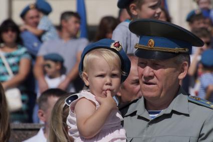 Тула. Мужчина с девочкой во время празднования 85-летия Воздушно-десантных войск.