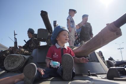 Тула. Мальчик фотографируется на бронетехнике во время празднования 85-летия Воздушно-десантных войск.