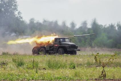 Саратовская область. Показательные стрельбы реактивной системы залпового огня `Град` на открытии Международных Армейских Игр на полигоне Широкий Карамыш.