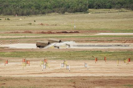 Саратовская область. Армейские грузовики `Урал` во время преодоления водных преград на открытии Международных Армейских Игр на полигоне Широкий Карамыш.