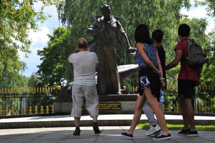 Москва. Мемориал экипажу атомного подводного крейсера `Курск` - `Скорбящий Моряк` на улице Советской Армии.