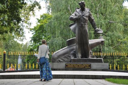 Москва. Мемориал экипажу атомного подводного крейсера `Курск` - `Скорбящий Моряк` на улице Советской Армии.