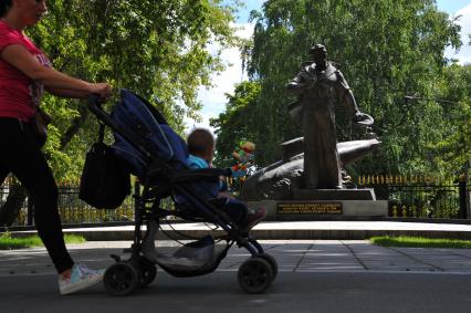 Москва. Мемориал экипажу атомного подводного крейсера `Курск` - `Скорбящий Моряк` на улице Советской Армии.