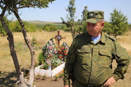 Украина, Донецкая область. Ополченец с позывным Поэт у памятного креста на месте гибели  фотокорреспондента МИА `Россия сегодня` Андрея Стенина.