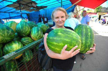 Москва.   покупает арбуз на бахчевом развале