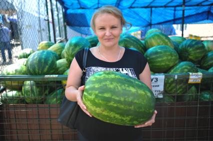 Москва.   покупает арбуз на бахчевом развале