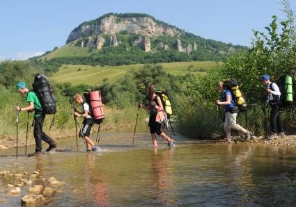 Краснодарский край. Дети переходят вброд реку во время отдыха в летнем лагере `Большое приключение`.