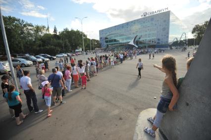 Москва. Очередь в центр океанографии и морской биологии `Москвариум` на ВДНХ .