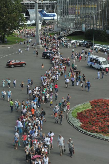 Москва. Очередь в  центр океанографии и морской биологии `Москвариум` на  ВДНХ .