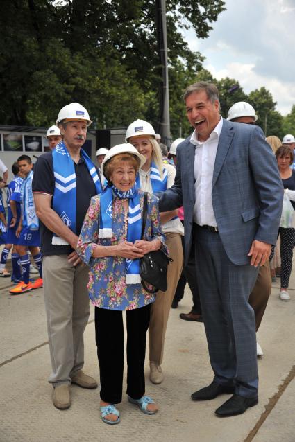 17.07.2015. Москва. Футбол. Парк физкультуры и спорта Динамо. Торжественное мероприятие.  Центральному стадиону Динамо  присвоено имя легендарного вратаря Льва Яшина. На снимке   Владимир Пильгуй (слева), Валентина Яшина