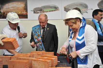 17.07.2015. Москва. Футбол. Парк физкультуры и спорта Динамо. Торжественное мероприятие. Центральному стадиону Динамо присвоено имя легендарного вратаря Льва Яшина. На снимке торжественное подписание кирпичей, которые лягут в основание стены нового спортивного комплекса. Ветераны Динамо