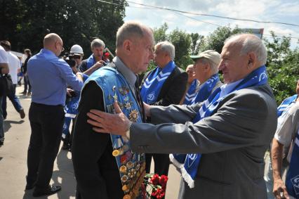 17.07.2015. Москва. Футбол. Парк физкультуры и спорта Динамо. Торжественное мероприятие.  Центральному стадиону Динамо  присвоено имя легендарного вратаря Льва Яшина. На снимке Никита Симонян (справа) и ветераны Динамо