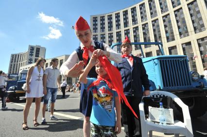 Москва.  Пионеры во время парада ретро-автобусов, посвященного 91-й годовщине открытия в столице регулярного автобусного сообщения, на проспекте Академика Сахарова.