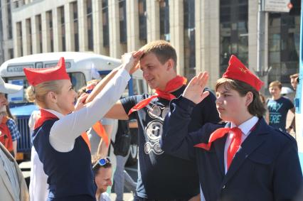 Москва. Пионеры во время парада ретро-автобусов, посвященного 91-й годовщине открытия в столице регулярного автобусного сообщения, на проспекте Академика Сахарова.