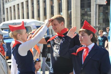 Москва.  Пионеры во время парада ретро-автобусов, посвященного 91-й годовщине открытия в столице регулярного автобусного сообщения, на проспекте Академика Сахарова.