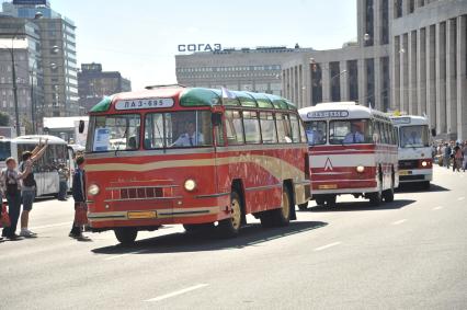 Москва.   Автобус ЛАЗ-695 (на первом плане) во время парада ретро-автобусов, посвященного 91-й годовщине открытия в столице регулярного автобусного сообщения, на проспекте Академика Сахарова.