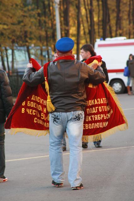 Москва. Болельщик перед началом футбольного матча у стадиона Лужники.