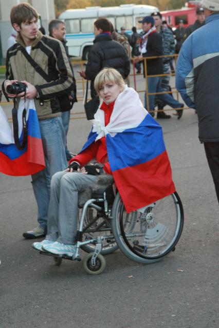 Москва. Болельщики перед началом футбольного матча у стадиона Лужники.