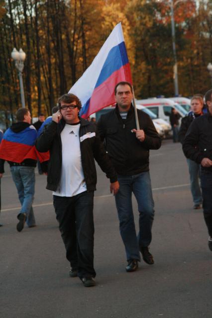 Москва. Болельщики перед началом футбольного матча у стадиона Лужники.