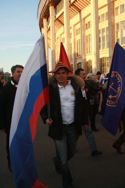 Москва. Болельщики перед началом футбольного матча у стадиона Лужники.