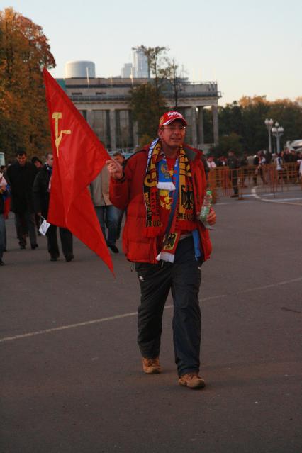 Москва. Болельщик перед началом футбольного матча у стадиона Лужники.