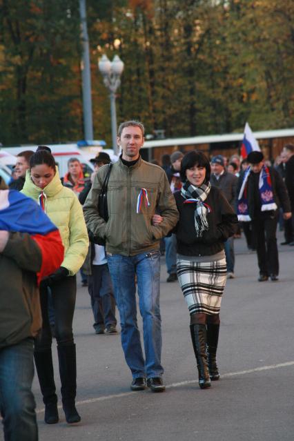 Москва. Болельщики перед началом футбольного матча у стадиона Лужники.