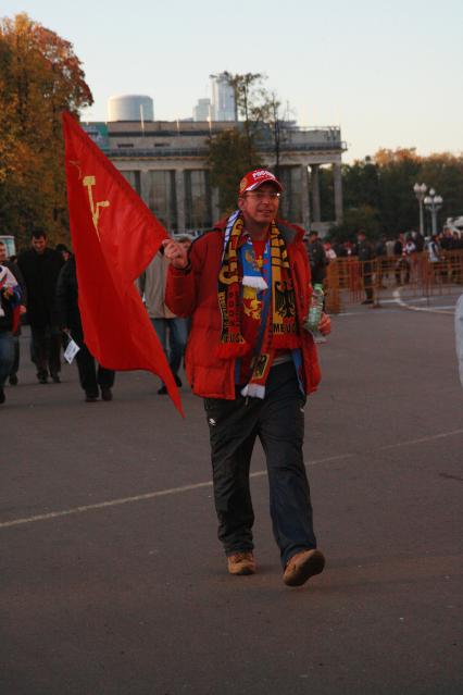 Москва. Болельщик перед началом футбольного матча у стадиона Лужники.