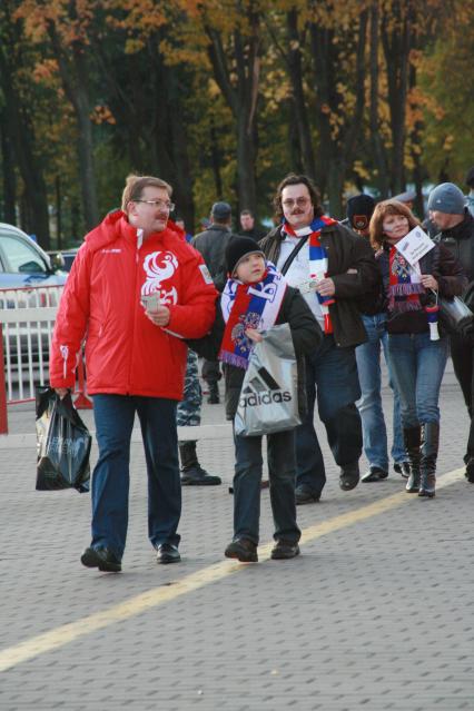 Москва. Болельщики перед началом футбольного матча у стадиона Лужники.