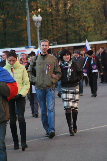 Москва. Болельщики перед началом футбольного матча у стадиона Лужники.