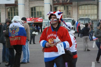 Москва. Болельщики перед началом футбольного матча у стадиона Лужники.