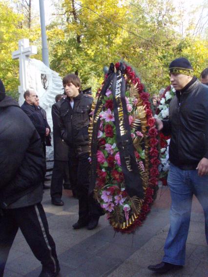 Москва. Мужчины несут могильный венок с надписью `От казахстанской братвы` во время церемонии похорон криминального авторитета Вячеслава Иванькова, более известного как `Япончик`, на Ваганьковском кладбище.