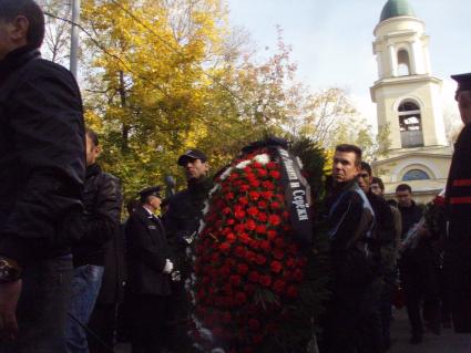 Москва. Мужчины несут могильный венок во время церемонии похорон криминального авторитета Вячеслава Иванькова, более известного как `Япончик`, на Ваганьковском кладбище.