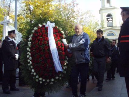 Москва. Мужчины несут могильный венок во время церемонии похорон криминального авторитета Вячеслава Иванькова, более известного как `Япончик`, на Ваганьковском кладбище.