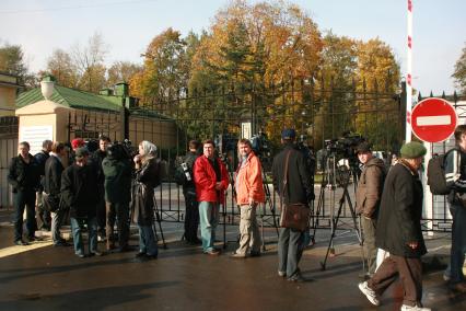 Москва. Журналисты у ворот Ваганьковского кладбища, где проходит церемония похорон криминального авторитета Вячеслава Иванькова, более известного как `Япончик`.