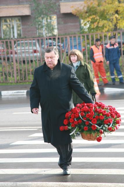 Москва. Мужчина с корзиной роз во время церемонии похорон криминального авторитета Вячеслава Иванькова, более известного как `Япончик`, на Ваганьковском кладбище.