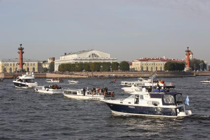 Санкт-Петербург. Прогулочные катера в акватории Невы.