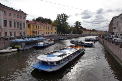 Санкт-Петербург. Водные прогулки по каналам.