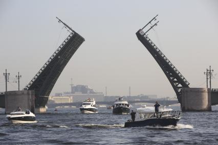 Санкт-Петербург. Прогулочные катера в акватории Невы.