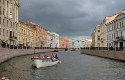 Санкт-Петербург. Водные прогулки по каналам.