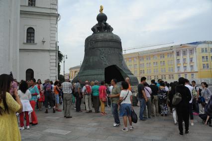 Москва. Царь-колокол на Соборной площади в Московском Кремле.