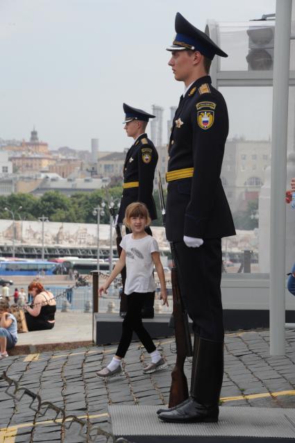 Москва.  Почетный Караул у Спасской башни Московского Кремля.