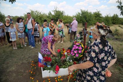 Украина. Донецкая область. Люди приносят цветы к месту гибели фотокорреспондента МИА `Россия сегодня` Андрея Стенина и его спутников в годовщину их смерти.