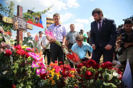 Украина. Донецкая область. Глава контактной группы на переговорах в Минске, заместитель председателя Народного совета ДНР Денис Пушилин (справа) на месте гибели фотокорреспондента МИА `Россия сегодня` Андрея Стенина и его спутников в годовщину их смерти.