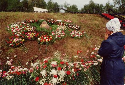 Мурманская область. Пункт базирования Северного флота РФ Видяево. 24 августа 2000г. Женщина плачет у места закладки камня в память о погибших моряках атомного подводного крейсера `Курск` К-141, затонувшего 12 августа 2000 года.